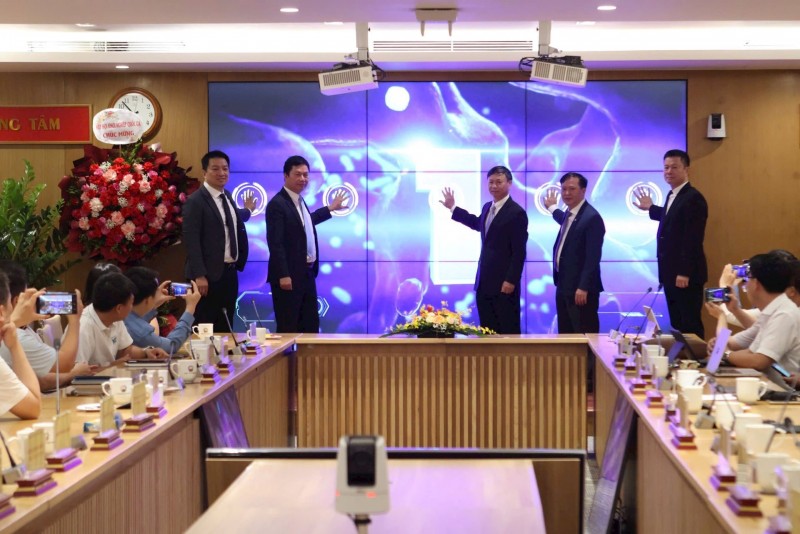 Thứ trưởng Hoàng Minh và các đại biểu nhấn nút ra mắt Sàn giao dịch KHCN.
