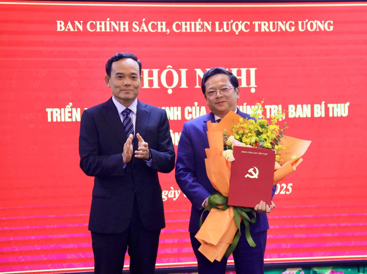 Trưởng Ban Chính sách, chiến lược Trung ương Trần Lưu Quang trao quyết định bổ nhiệm cho tân Phó Trưởng Ban Chính sách, chiến lược Trung ương