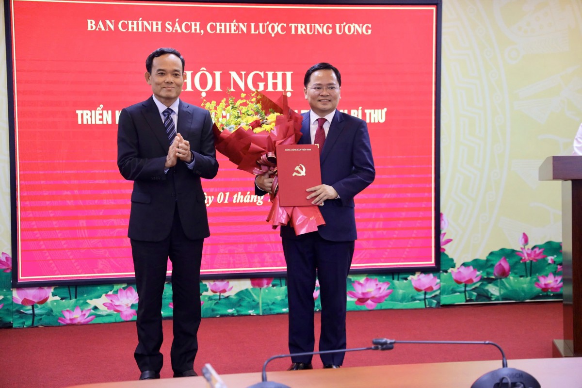 Trưởng Ban Chính sách, chiến lược Trung ương Trần Lưu Quang trao quyết định bổ nhiệm cho 