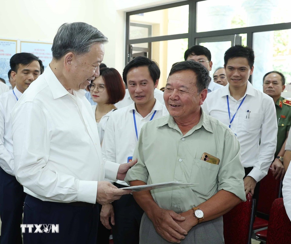 Tổng Bí thư Tô Lâm kiểm tra hoạt động tại Trung tâm hành chính công xã Phúc Thịnh. Ảnh: TTXVN.