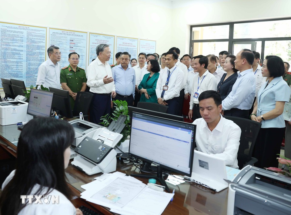 Tổng Bí thư Tô Lâm kiểm tra hoạt động tại Trung tâm hành chính công xã Phúc Thịnh. Ảnh: TTXVN.