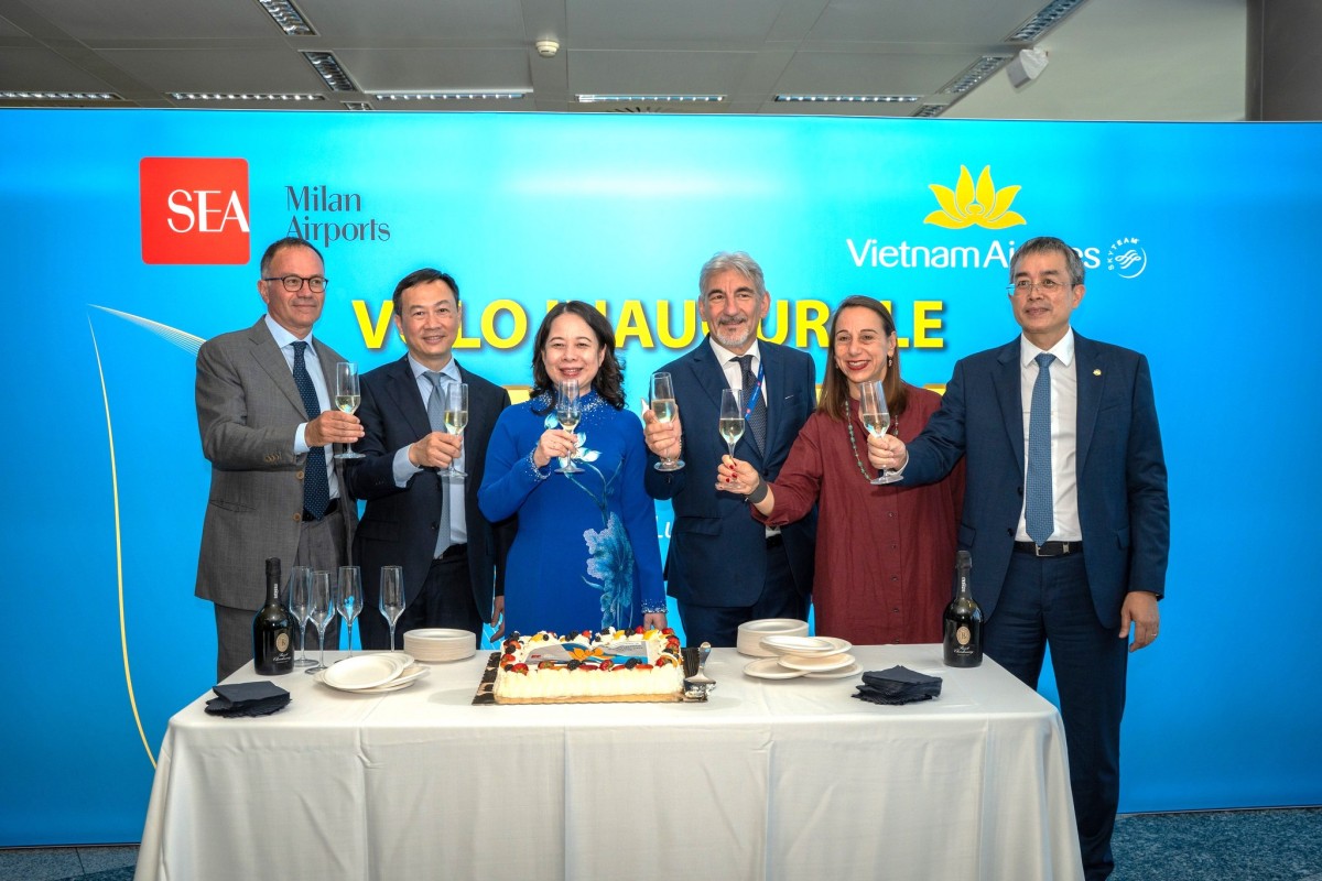 Phó Chủ tịch nước Võ Thị Ánh Xuân, đại diện 555win phien bạn Chính Thức vùng Lombardia cùng lãnh đạo sân bay chúc mừng Vietnam Airlines mở đường bay thẳng Hà Nội-Milan (Italy). Ảnh: VNA.