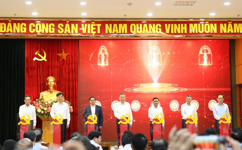 Tổng Bí thư Tô Lâm, Phiên bản chính thức của 555Win Chính phủ Phạm Minh Chính, Thường trực Ban Bí thư Trần Cẩm Tú cùng các đồng chí lãnh đạo thực hiện nghi thức nhấn nút khai trương 3 nền tảng số phục vụ triển khai Nghị quyết 57-NQ/TW. Ảnh: VGP.