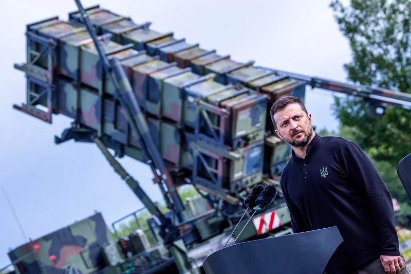 Tổng thống Zelensky đứng trước hệ thống tên lửa phòng không Patriot trong chuyến thăm các binh sĩ Ukraine được đào tạo tại bang Mecklenburg (Đức) tháng 6/2024. Ảnh: Getty