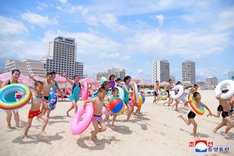 Du khách trên bãi cát ở khu nghỉ dưỡng Wonsan-Kalma ngày 1/7. Ảnh: KCNA