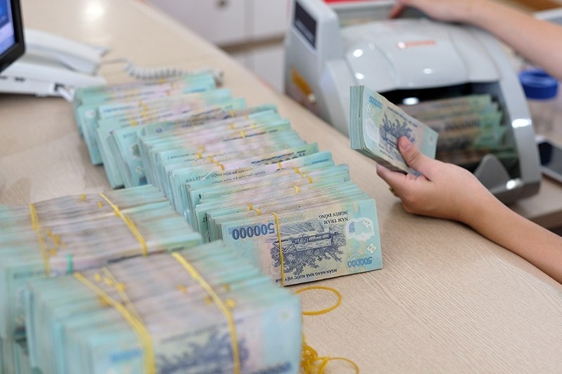 Tiền gửi dân cư tăng gần 500.000 tỷ đồng chỉ sau 4 tháng đầu năm