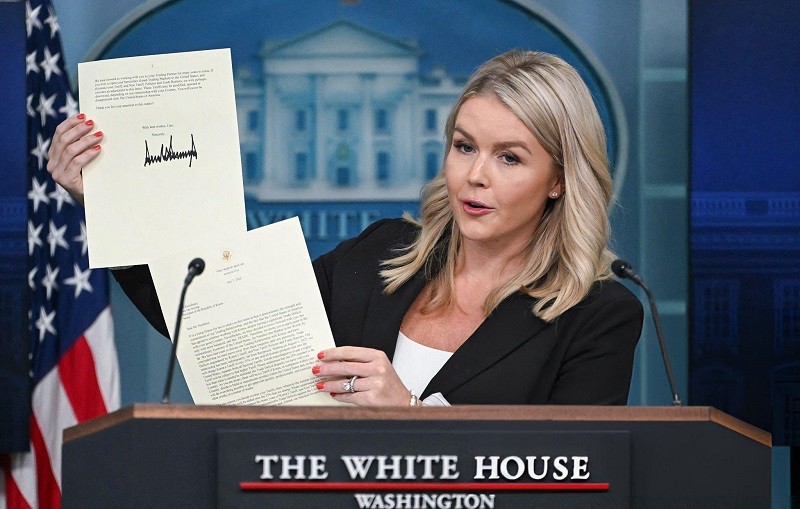 Phát ngôn viên Nhà Trắng Karoline Leavitt công bố hai bức thư mà ông Trump gửi phía Nhật Bản và Hàn Quốc. Ảnh: Getty