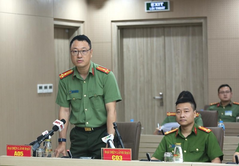 Thượng tá Triệu Mạnh Tùng, Phó Cục trưởng Cục An ninh mạng và phòng chống tội phạm sử dụng công nghệ cao phát biểu tại buổi họp báo. Ảnh: Cổng TTĐT Bộ Công an.