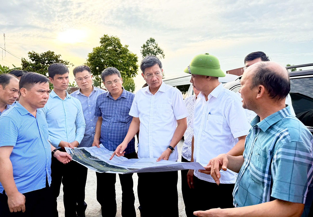 Phó Chủ tịch Thường trực UBND thành phố Hải Phòng Lê Anh Quân yêu cầu các địa phương tập trung đẩy nhanh tiến độ quy hoạch khu tái định cư. Ảnh: Việt Cường.