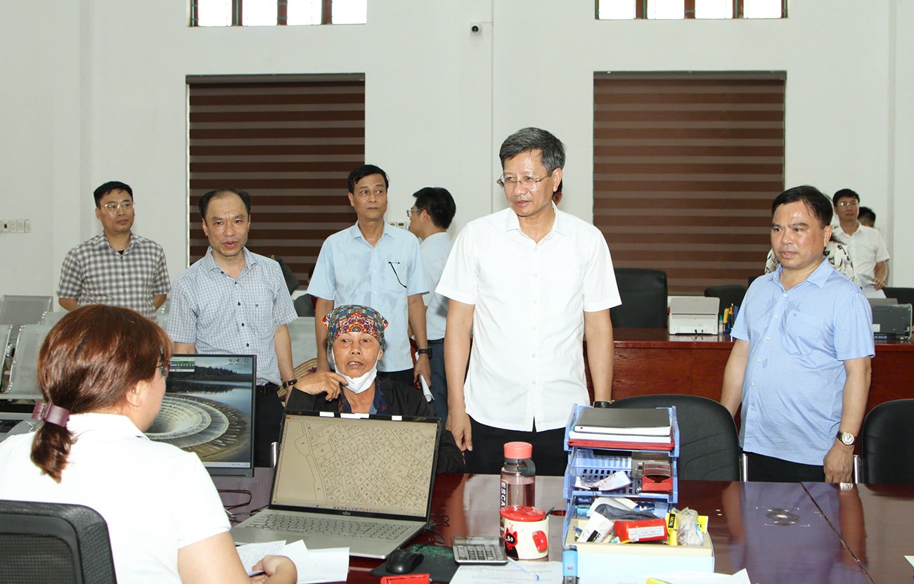 Phó Chủ tịch Thường trực UBND thành phố Hải Phòng kiểm tra công tác giải quyết thủ tục hành chính tại Trung tâm phục vụ hành chính công xã Yết Kiêu. Ảnh: Việt Cường.
