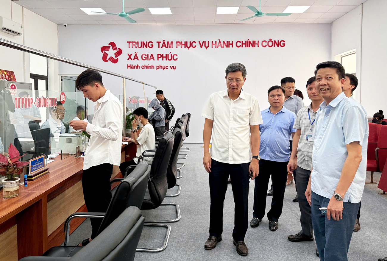 Ông Lê Anh Quân kiểm tra công tác giải quyết thủ tục hành chính tại Trung tâm phục vụ hành chính công xã Gia Phúc. Ảnh: Việt Cường.