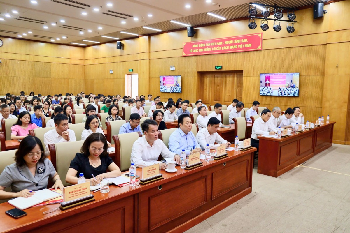 các đại biểu dự hội nghị.