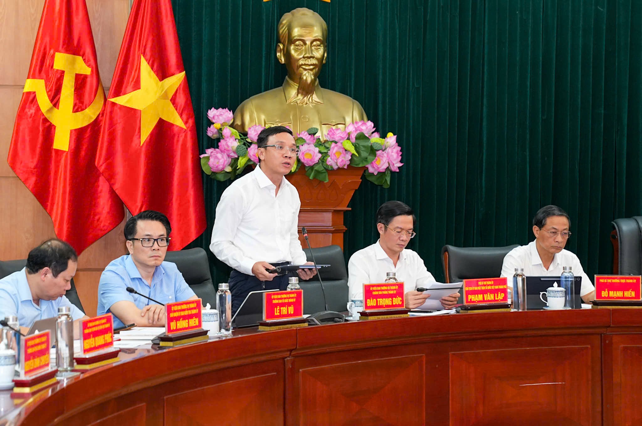 Ông Đào Trọng Đức, Chánh Văn phòng Thành ủy Hải Phòng báo cáo tại hội nghị.
