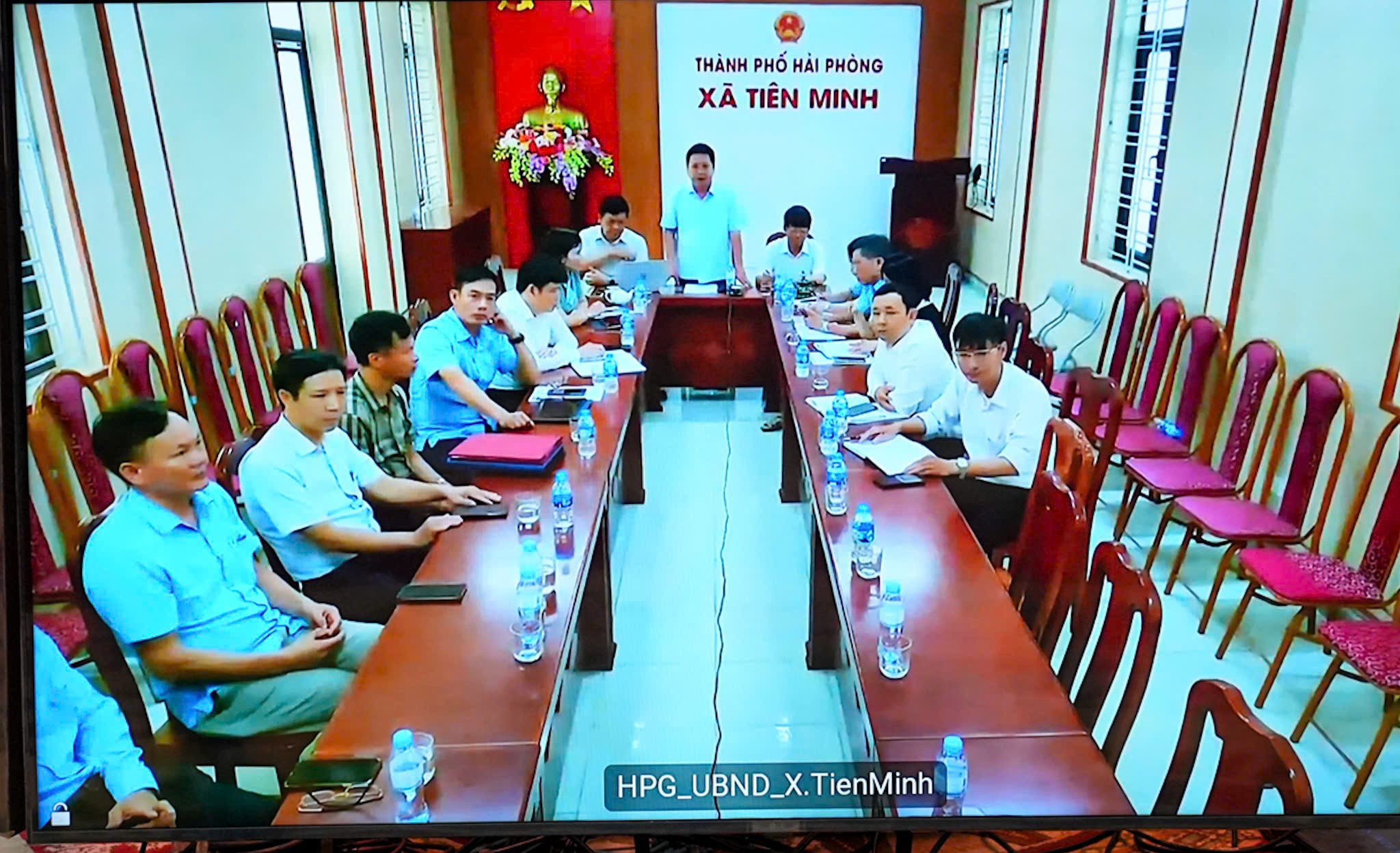 Lãnh đạo địa phương trên địa bàn thành phố báo cáo tại hội nghị.