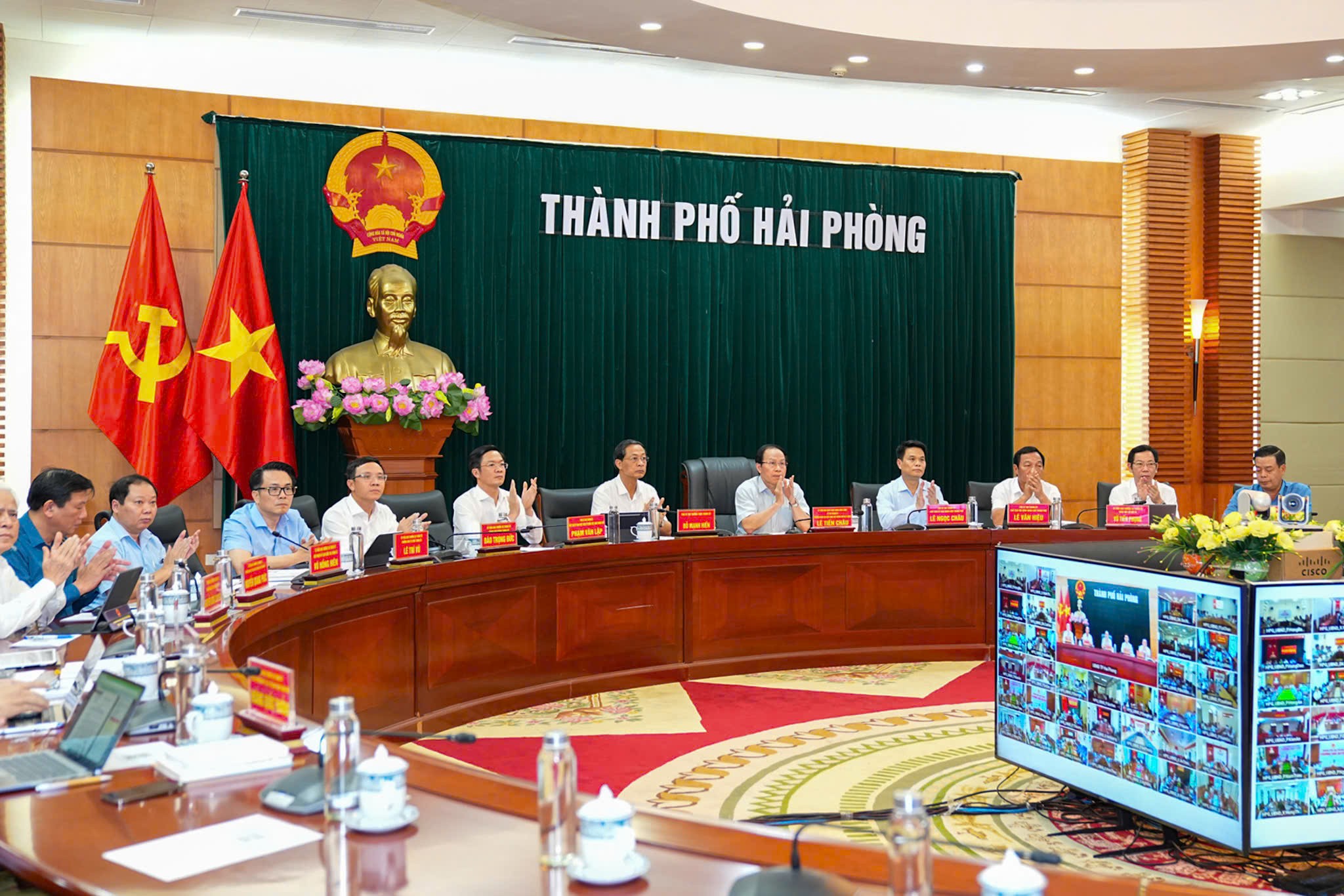 Lãnh đạo thành phố Hải Phòng dự hội nghị. Ảnh: Đàm Thanh.