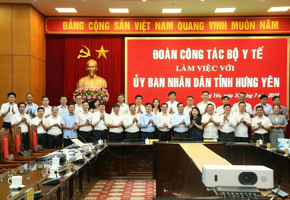 Lãnh đạo UBND tỉnh Hưng Yên và các đại biểu chụp ảnh cùng đoàn công tác của Bộ Y tế.