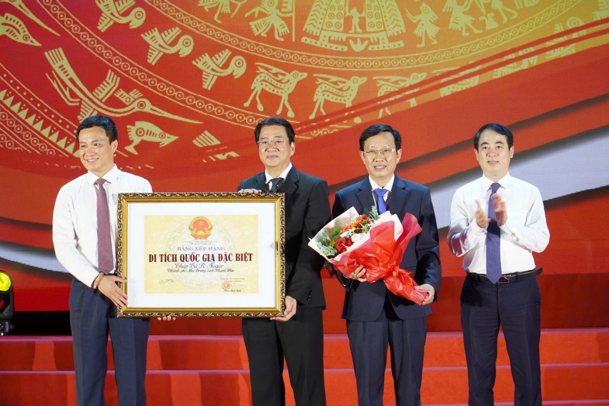 Đại diện tỉnh Khánh Hòa đón nhận Bằng xếp hạng Di tích Quốc gia đặc biệt Tháp Bà Ponagar. Ảnh: VGP.