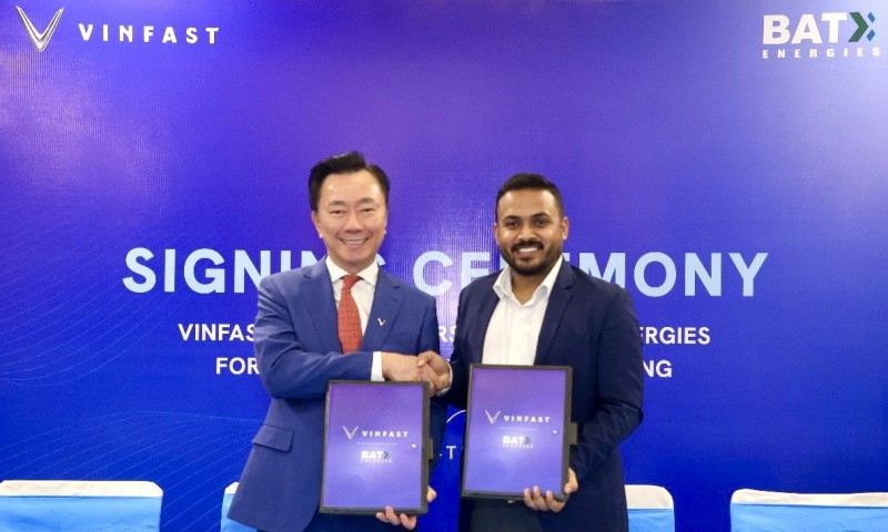Ông Phạm Sanh Châu, Tổng Giám đốc VinFast Châu Á (bên trái), và ông Utkarsh Singh, Tổng Giám đốc BatX Energies, tại buổi lễ ký kết. Nguồn: VinFast.