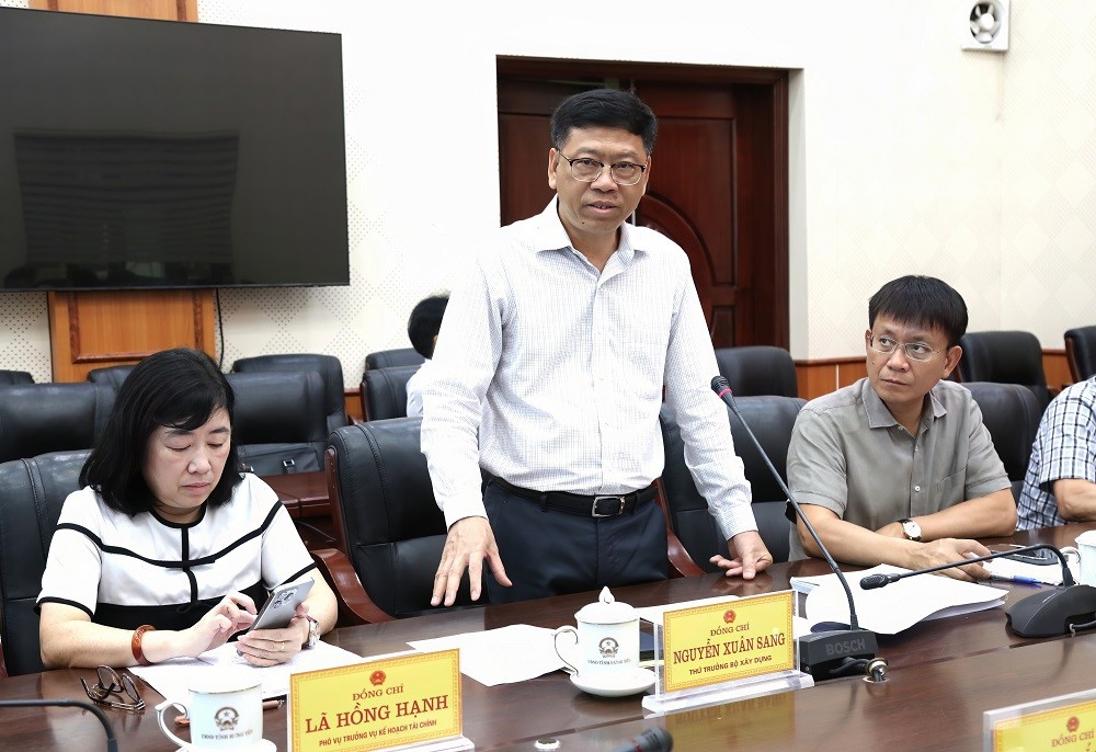 Ông Nguyễn Xuân Sang, Thứ trưởng Bộ Xây dựng phát biểu tại cuộc họp.
