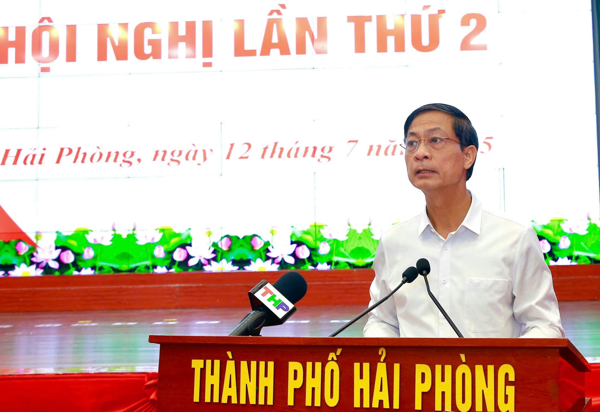 Ông Đỗ Mạnh Hiến, Phó Bí thư Thường trực Thành ủy Hải Phòng trình bày báo cáo tại hội nghị.