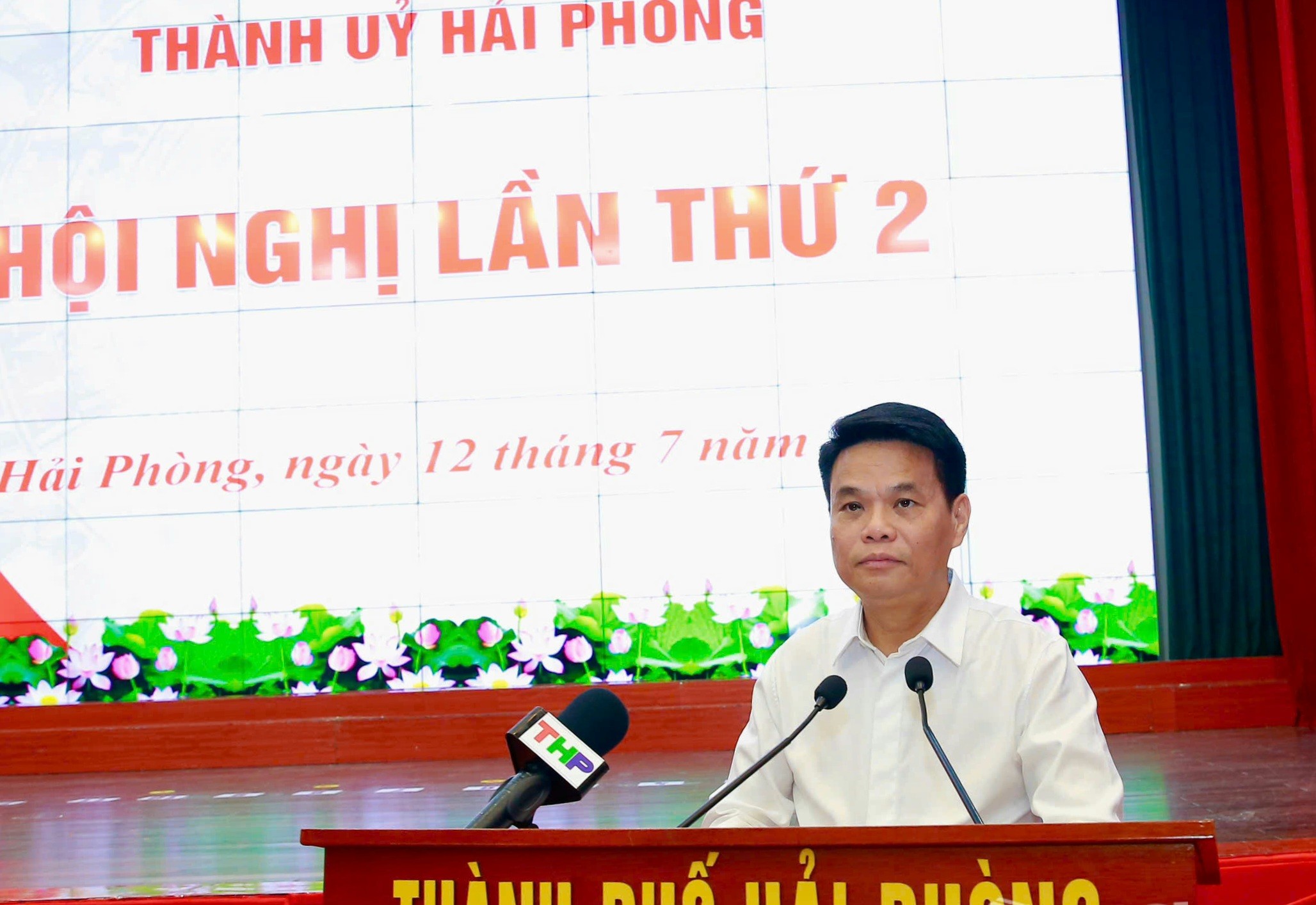 Ông Lê Ngọc Châu, Phó Bí thư Thành ủy, Chủ tịch UBND thành phố Hải Phòng trình bày báo cáo tại hội nghị.
