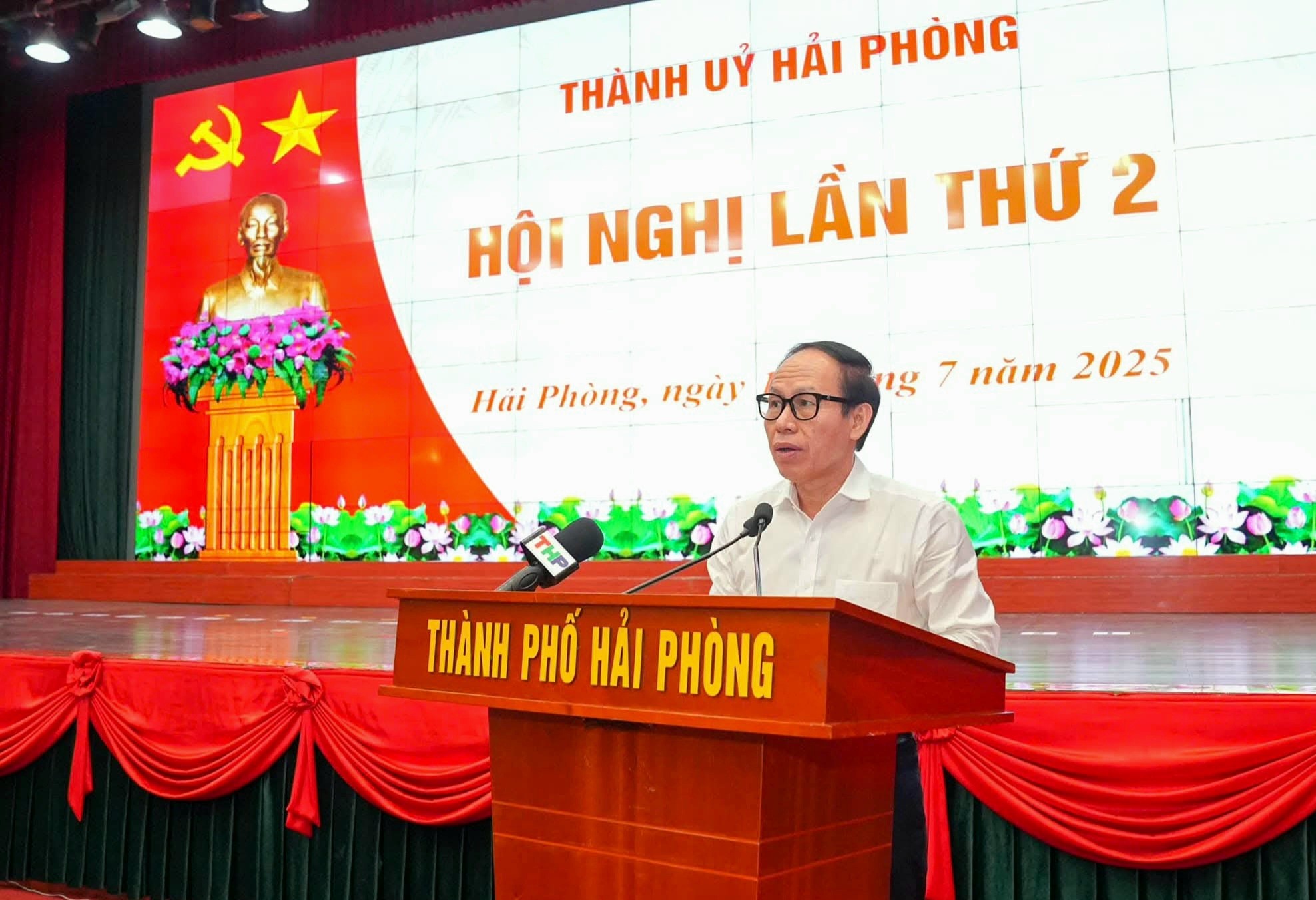 Bí thư Thành ủy, Trưởng Đoàn đại biểu 555win tải app thành phố Hải Phòng Lê Tiến Châu phát biểu tại hội nghị.