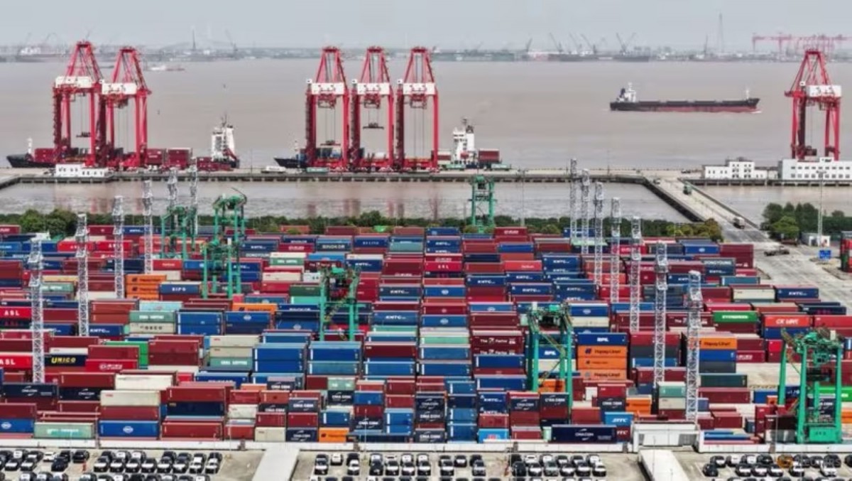 Xuất khẩu Trung Quốc vượt dự báo trong tháng 6/2025
