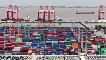 Xuất khẩu Trung Quốc vượt dự báo trong tháng 6/2025