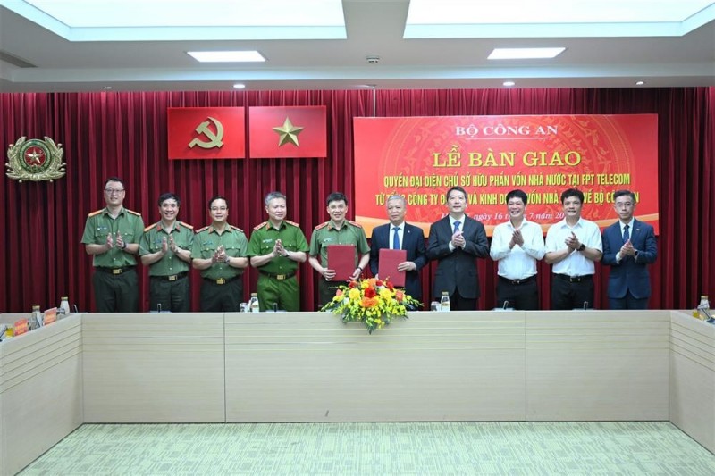 Đại diện Bộ Công an và SCIC ký kết biên bản bàn giao.. Ảnh: Cổng TTĐT Bộ Công an.