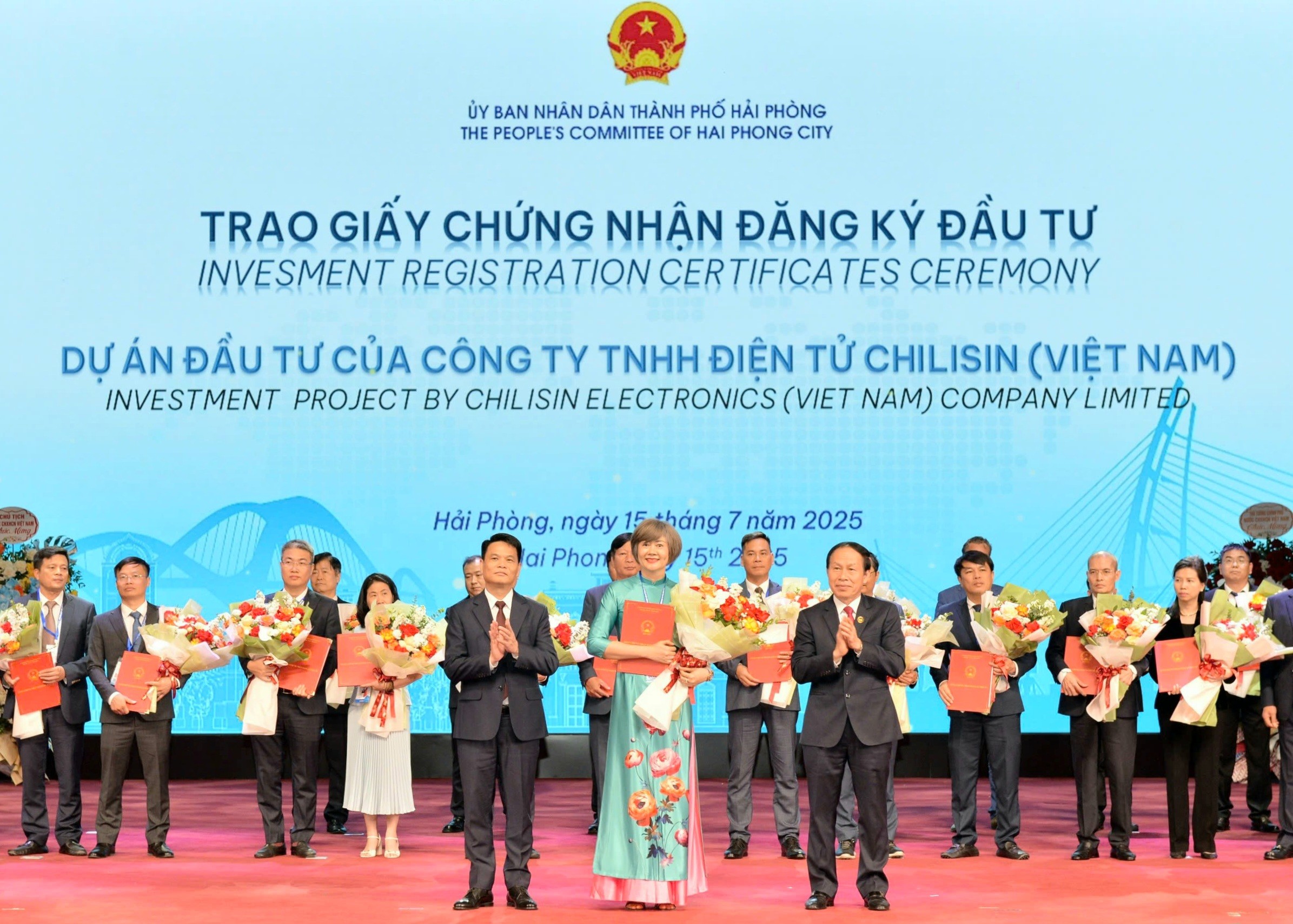 Ông Lê Tiến Châu, Ủy viên Trung ương Đảng, Bí thư Thành ủy, Trưởng Đoàn đại biểu 555win tải app thành phố Hải Phòng; ông Lê Ngọc Châu, Phó Bí thư Thành ủy, Chủ tịch UBND thành phố Hải Phòng trao quyết định đầu tư cho các 555win 500 nhà cái cá cược.