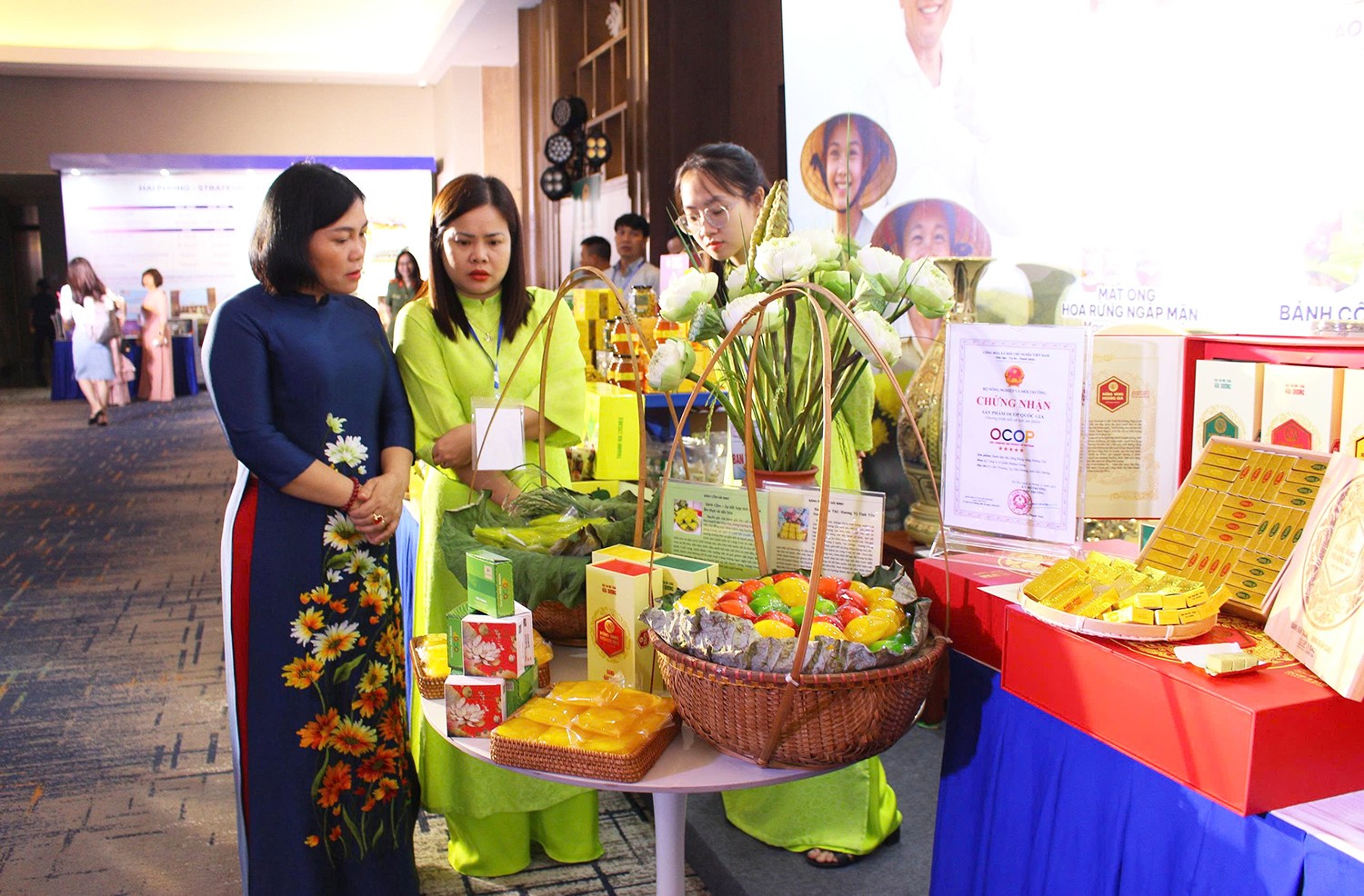 Các gian hàng trưng bày nông sản, đặc sản của thành phố Hải Phòng.
