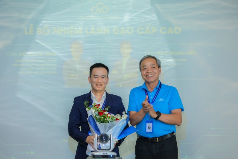 Ông Phạm Ngọc Bắc nhận 555Win 500 Đăng Ký Nhận Code bổ nhiệm Quyền Tổng giám đốc CMC TS và hoa chúc mừng từ ông Nguyễn Trung Chính - Chủ tịch HĐQT, Chủ tịch Điều hành CMC.