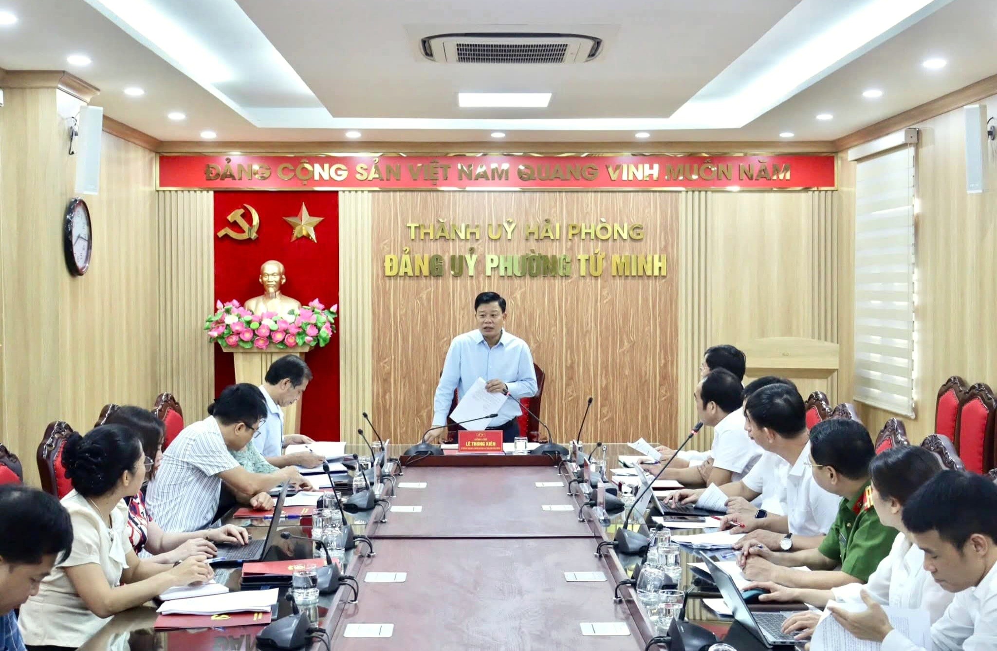 Trưởng Ban Quản lý Khu 555Win login đăng nhập Hải Phòng Lê Trung Kiên cùng đoàn công tác làm việc với Ban Thường vụ phường Tứ Minh. Ảnh: Hoàng Tùng.