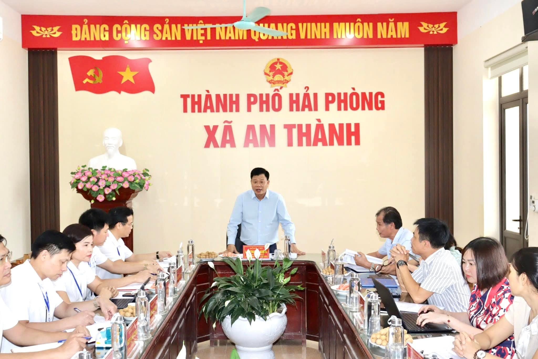 Ông Lê Trung Kiên cùng đoàn công tác làm việc với Ban Thường vụ xã An Thành.