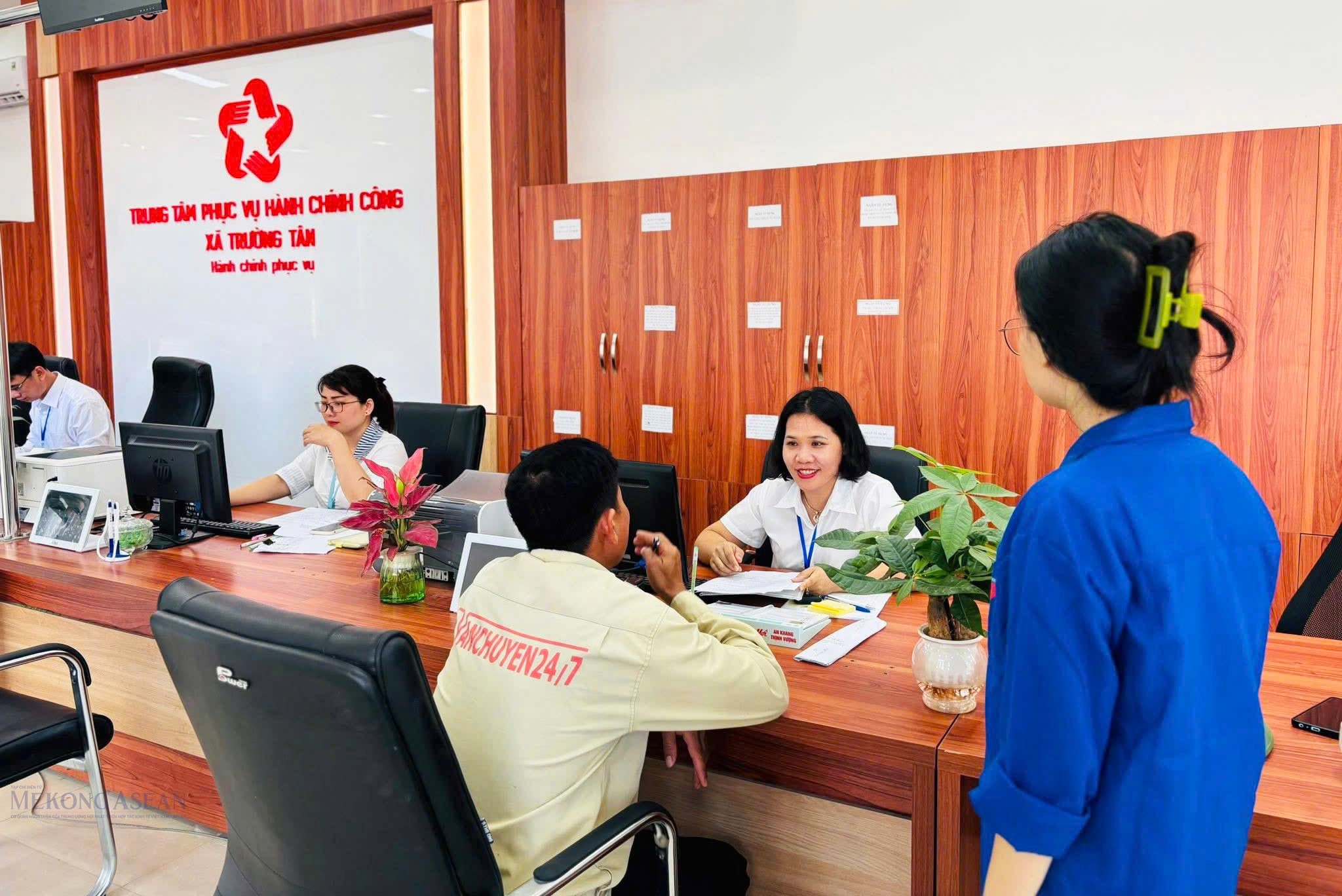 Người dân đến Trung tâm Phục vụ hành chính công xã Trường Tân (thành phố Hải Phòng) làm thủ tục.