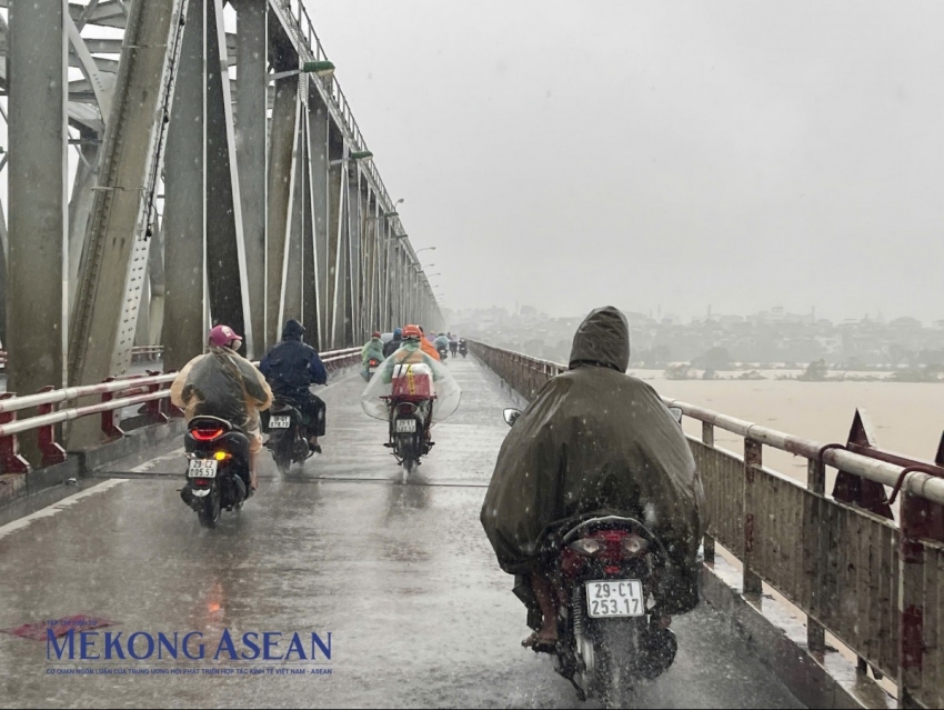 Mưa to, gió lớn ở Bắc Bộ chiều nay chưa phải ảnh hưởng của bão Wipha