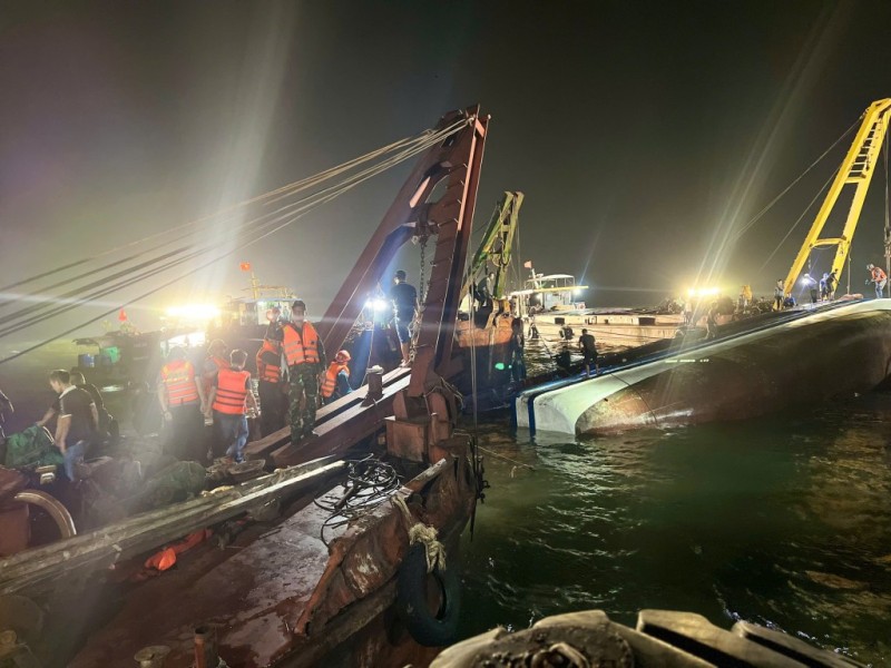 Tàu bị lật tại Quảng Ninh được lai dắt về bờ, tiếp tục tìm kiếm người mất tích