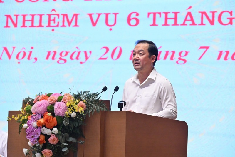 Thứ trưởng Bộ KH&CN Phạm Đức Long báo cáo tại hội nghị 