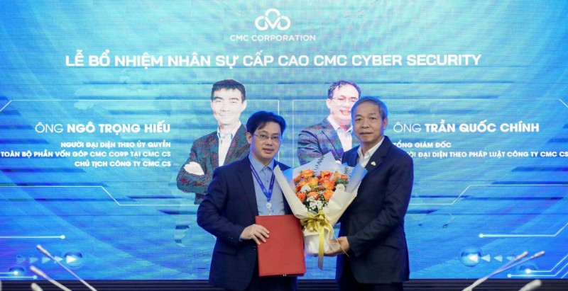 Ông Trần Quốc Chính (bên trái) hiện là Tổng giám đốc CMC Cyber Security. Ảnh: CMC.