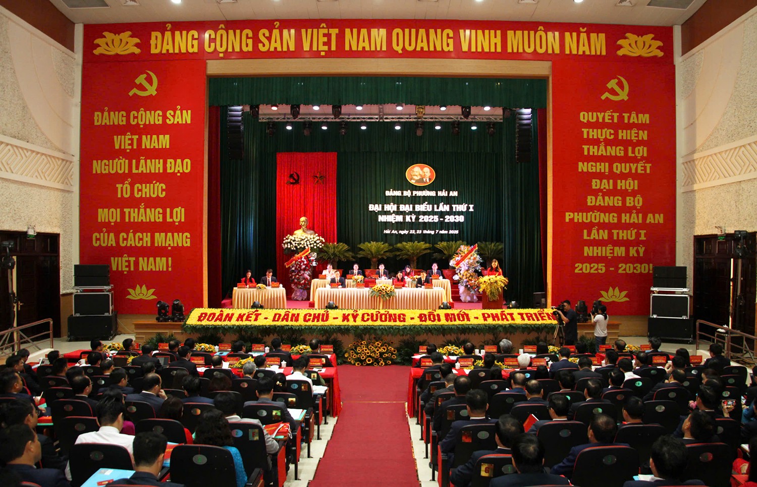 Đoàn Chủ tịch điều hành đại hội.