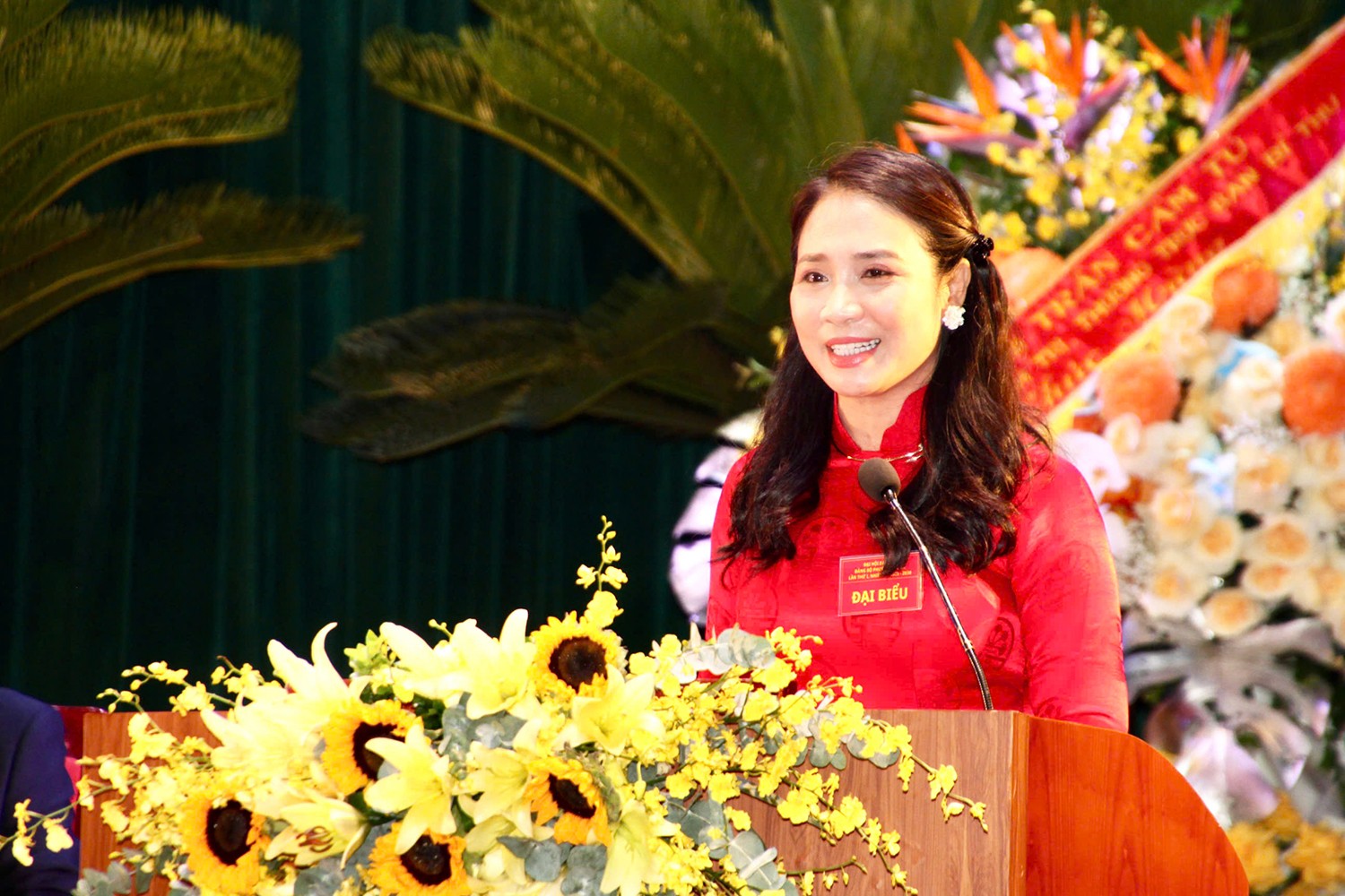 Bà Nguyễn Thị Thu, Thành ủy viên, Bí thư Đảng ủy, Chủ tịch HĐND phường Hải An phát biểu tại đại hội.