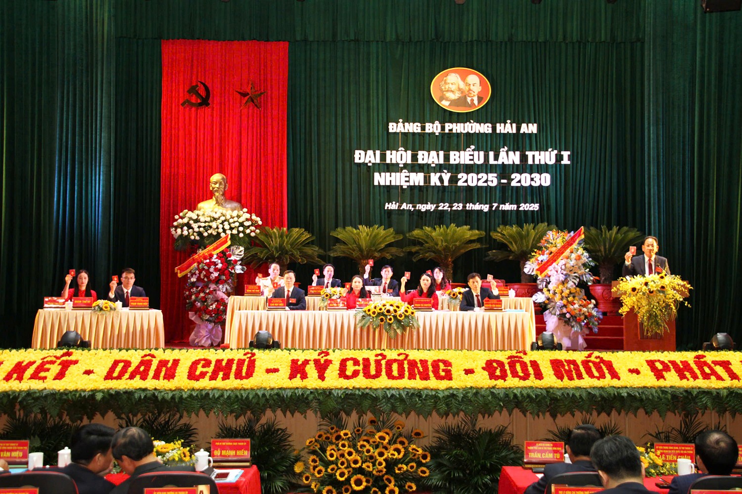 Đại biểu biểu quyết thông qua chương trình đại hội.