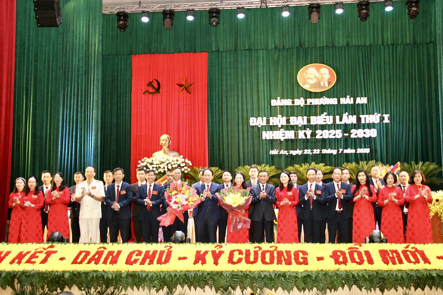 Ban Chấp hành Đảng bộ phường Hải An nhiệm kỳ 2025 - 2030 ra mắt đại hội.