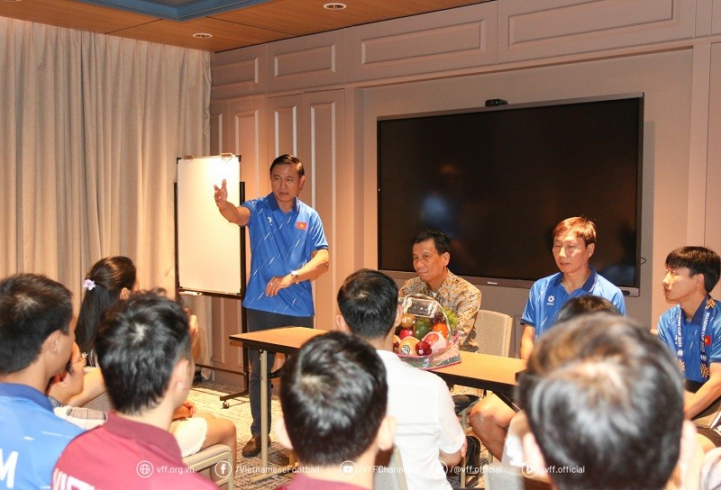 Ông Trần Anh Tú – Phó chủ tịch LĐBĐ Việt Nam, Trưởng đoàn đội U23 Việt Nam phát biểu tại buổi gặp gỡ với Đại sứ Việt Nam tại Indonesia. Ảnh: VFF