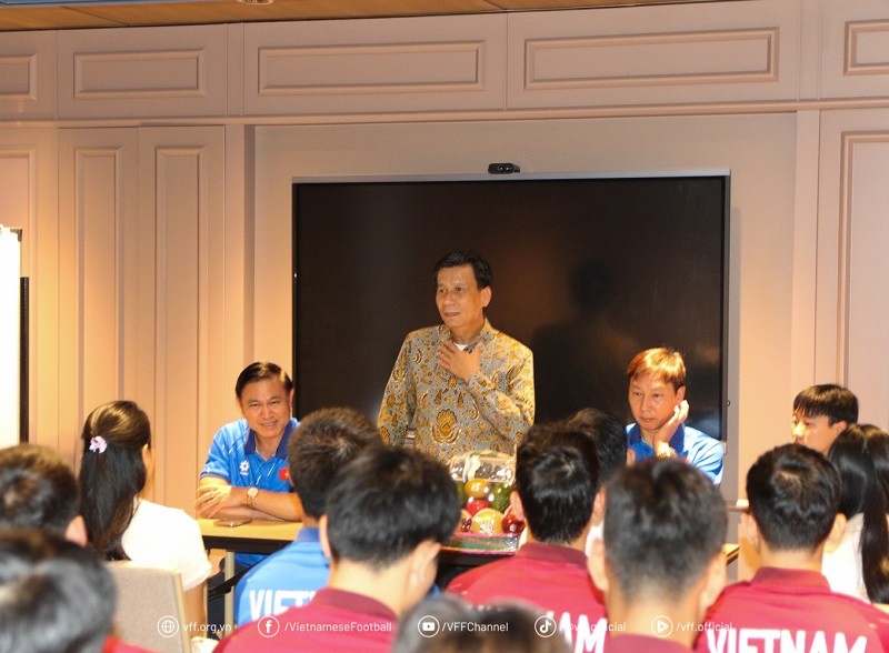Đại sứ Tạ Văn Thông phát biểu động viên U23 Việt Nam. Ảnh: VFF