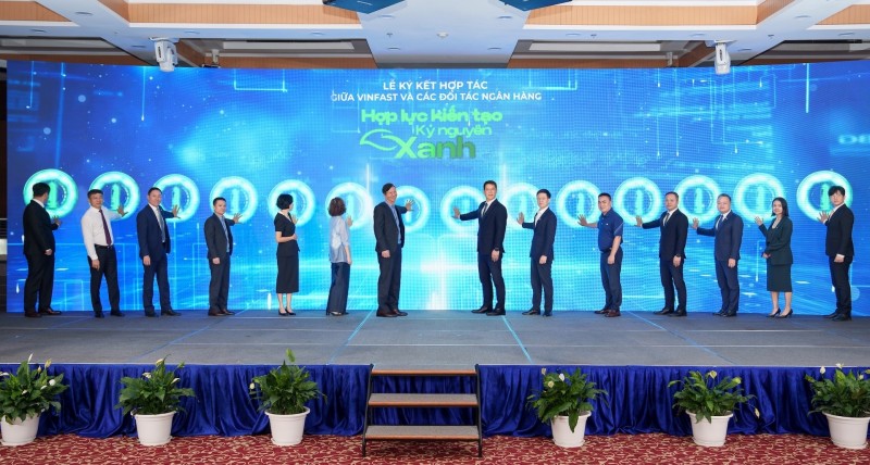 VinFast hợp tác với 12 ngân hàng hỗ trợ người dân Hà Nội chuyển đổi xe điện