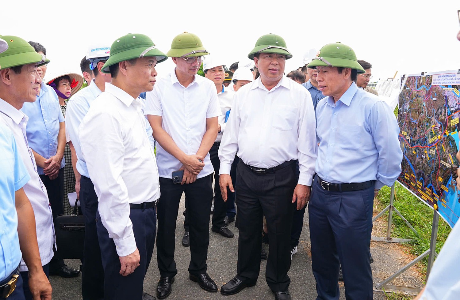 Bộ trưởng Trần Hồng Minh cùng đoàn công tác kiểm tra Dự án tuyến đường sắt Lào Cai - Hà Nội - Hải Phòng.