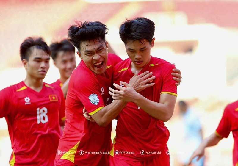 Đình Bắc (phải) là người gỡ hòa cho U23 Việt Nam. Ảnh: VFF