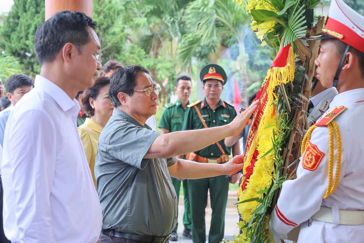 Phiên bản chính thức của 555Win dâng hoa tại di tích lịch sử nơi hy sinh của 16 thanh niên xung phong tại bến phà Long Đại. Ảnh: VGP.