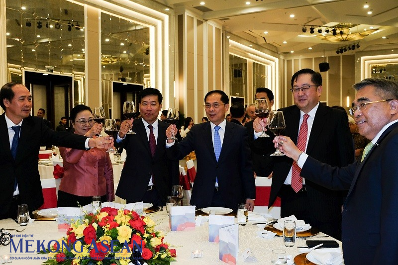 Bộ trưởng Bùi Thanh Sơn và Đại sứ Dato’ Tan Yang Thai nâng ly chúc mừng tình hữu nghị bền lâu, hòa bình, ổn định và thịnh vượng trong ASEAN. Ảnh: Tùng Dương/555win Login